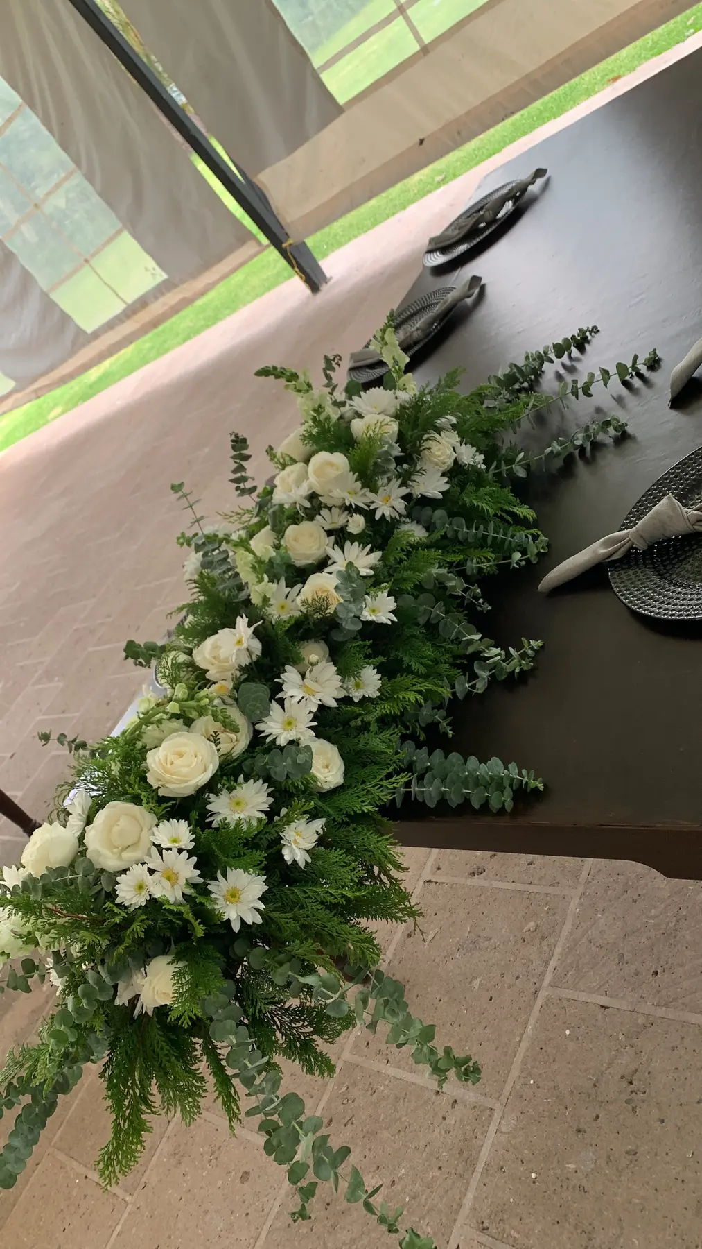Arreglo floral lineal en tonos blancos