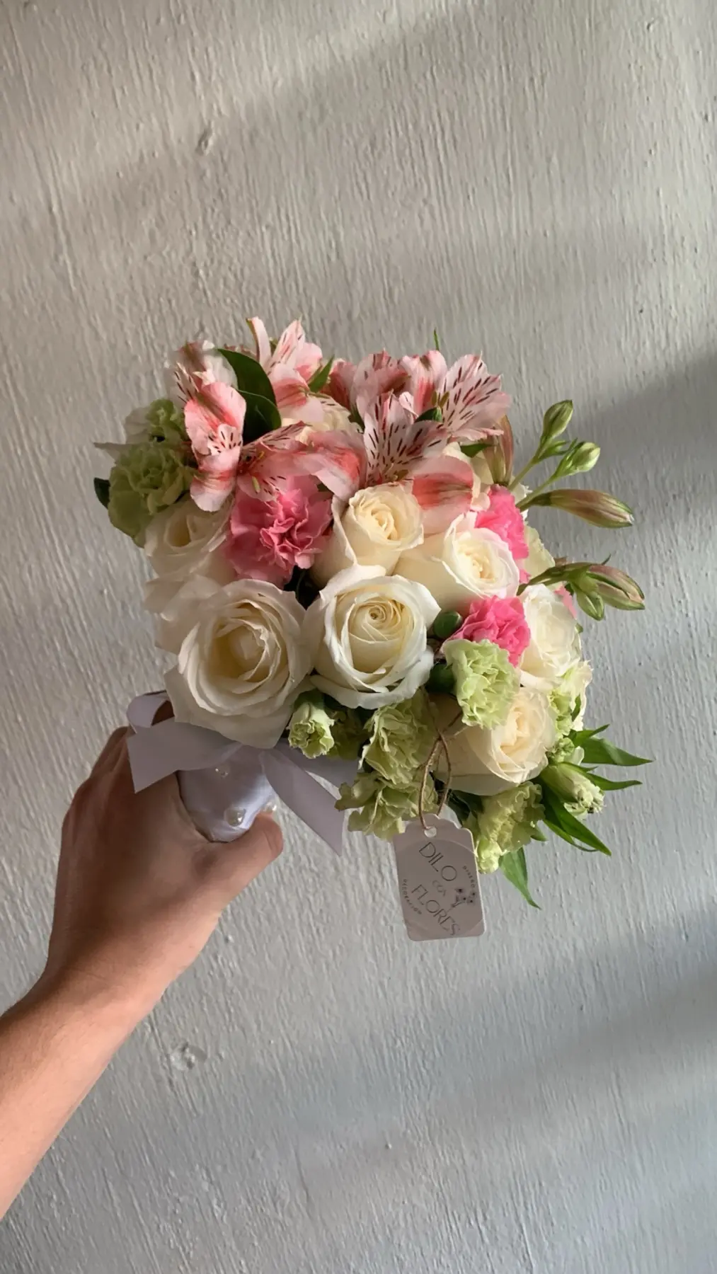 Bouquet en tonos marfil y verde