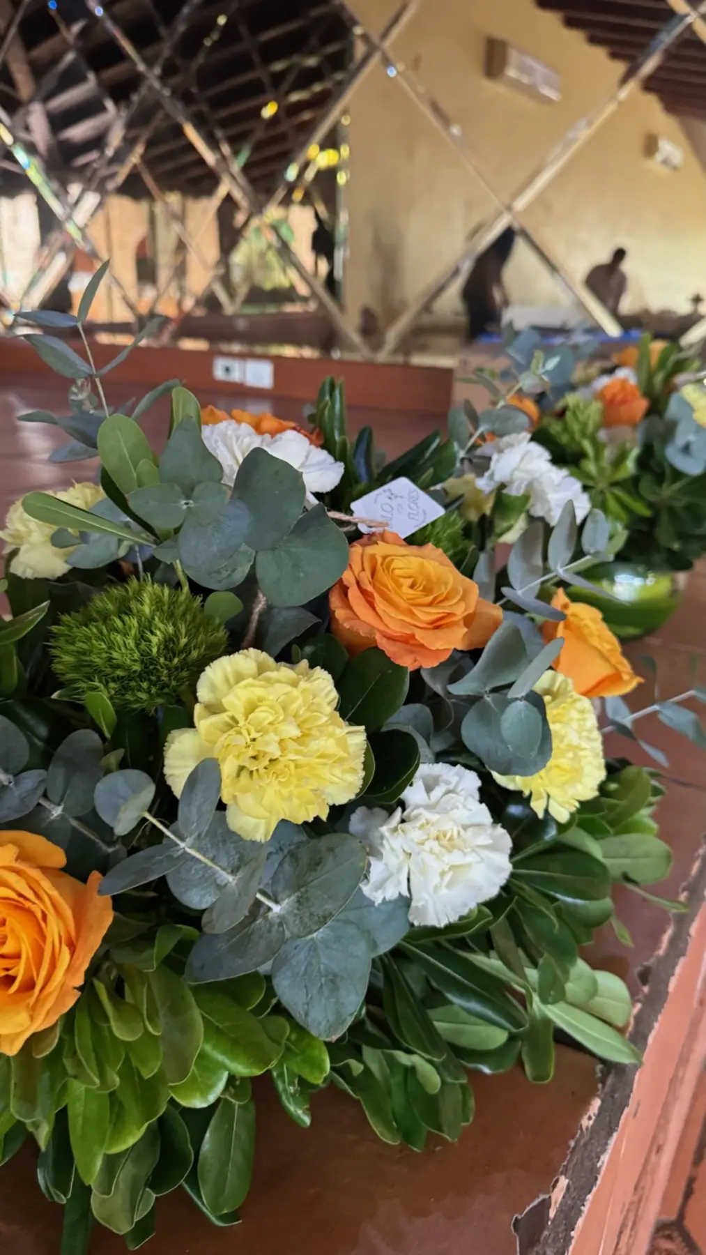 Centro de mesa floral colorido para evento