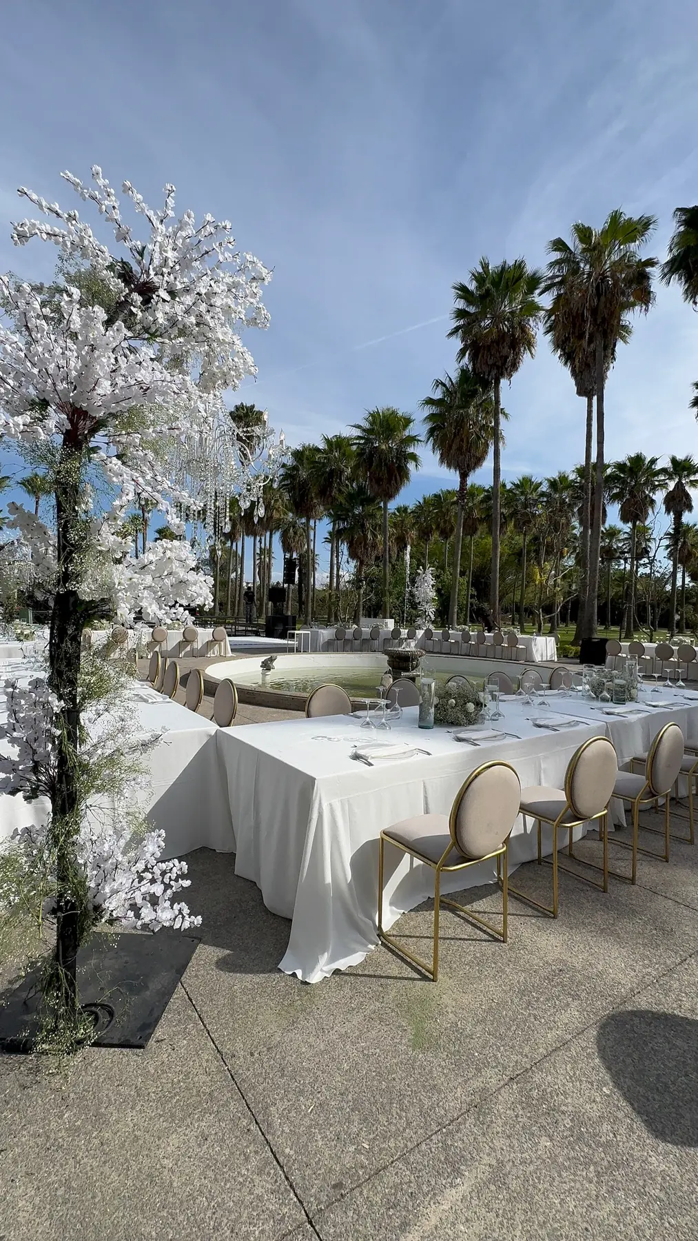 Ceremonia exterior con diseño floral blanco