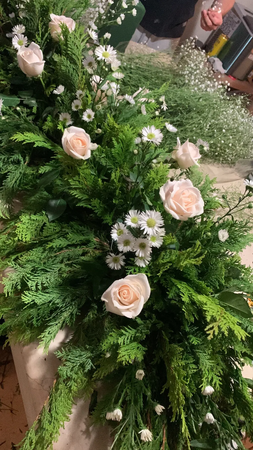 Instalación floral con rosas y follaje