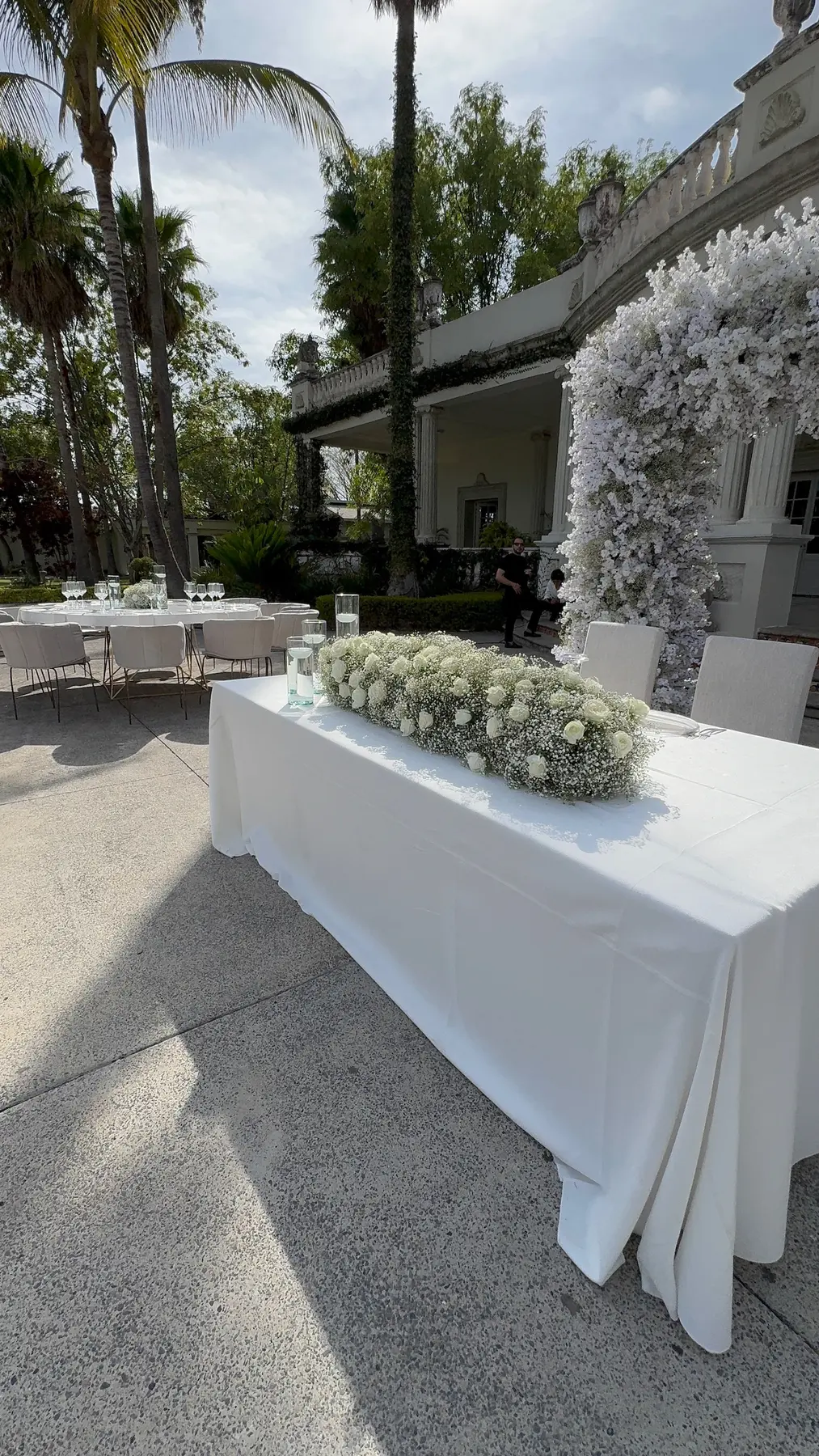 Mesa principal con diseño floral blanco